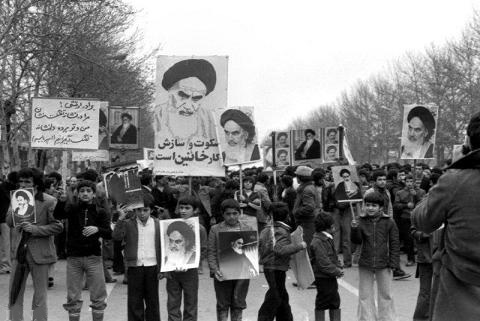 انقلاب اسلامی کا عشرہ سوم 