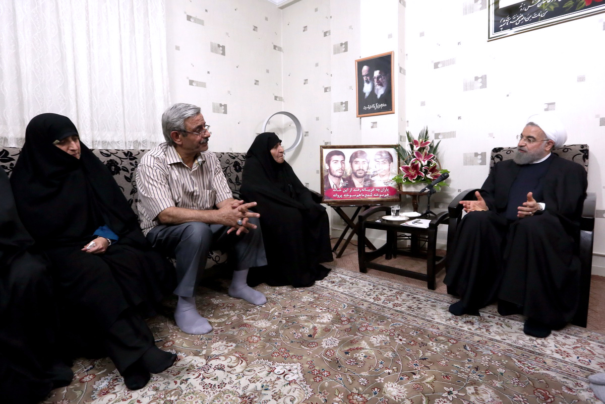 روحانی در دیدار خانواده شهیدان  مهدوی زفرقندی