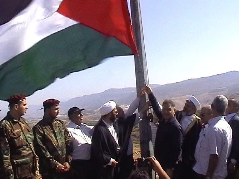 اهتزاز پرچم فلسطین در مرز سرزمین های اشغالی از سوی حزب الله