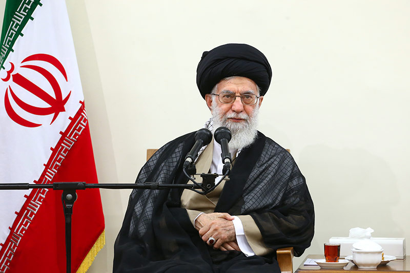 قائد انقلاب اسلامی سے ایرانی صدر جمہور نے اپنے کابینہ کے ساتھ ملاقات کی