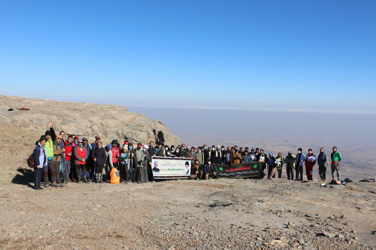 صعود جمعی از حوزویان به هلیله کوه قم به مناسبت سالگرد شهادت حاج قاسم سلیمانی