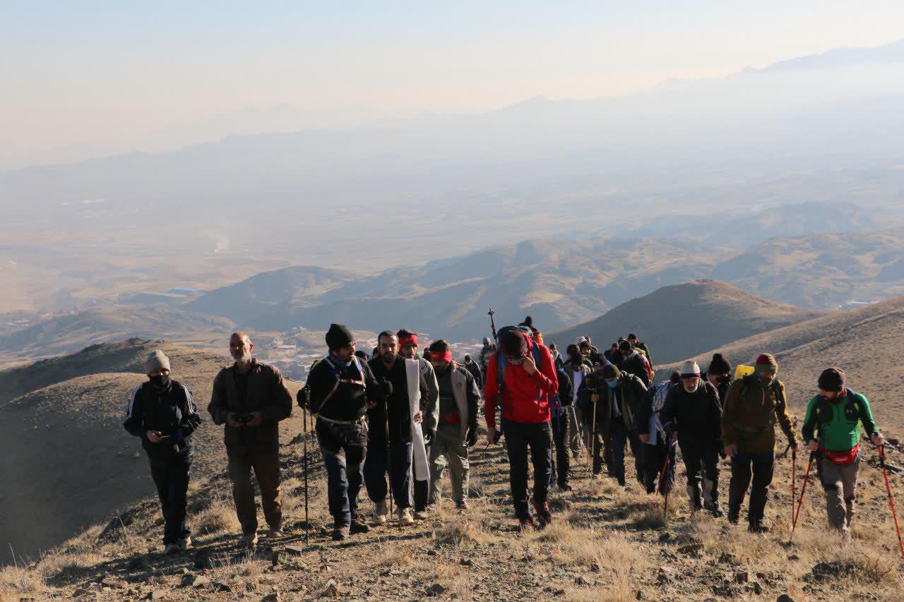 صعود جمعی از حوزویان به هلیله کوه قم به مناسبت سالگرد شهادت حاج قاسم سلیمانی