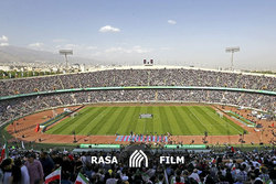 همخوانی «سلام فرمانده» توسط دهه‌نودی‌ها در ورزشگاه آزادی