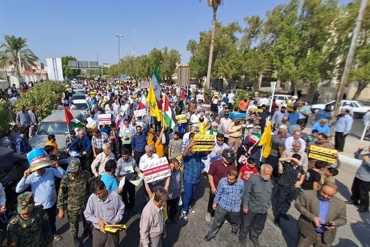 راهپیمایی مردم قم در محکومیت حمله تروریستی به گلزار شهدای کرمان