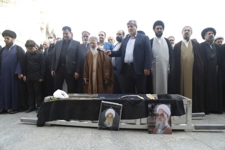 پیکر آیت الله فاضل گلپایگانی عضو خبرگان رهبری در قم به خاک سپرده شد