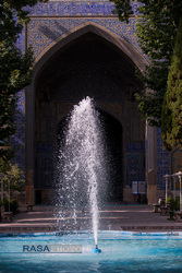 حوض که از ارکان اصلی در معماری مدارس تاریخی است بصورتی زیبا و چشم نواز در مدرسه علمیه تاریخی حضرت امام صادق(ع) چهارباغ اصفهان مورد استفاده قرار گرفته است.