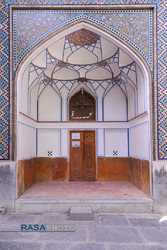 نمایی کامل از ورودی و سردر یکی از حجره های مدرسه علمیه تاریخی حضرت امام صادق(ع) (مدرسه چهارباغ اصفهان) 
