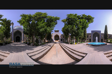 عکس پانوراما از میانسرا یا حیاط مرکزی مدرسه علمیه تاریخی حضرت امام صادق(ع) (مدرسه چهارباغ اصفهان)