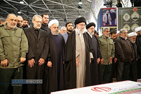قائد انقلاب اسلامی نے شہید قاسم سلیمانی اور ان کے ساتھیوں کی نماز جنازہ پڑھائی