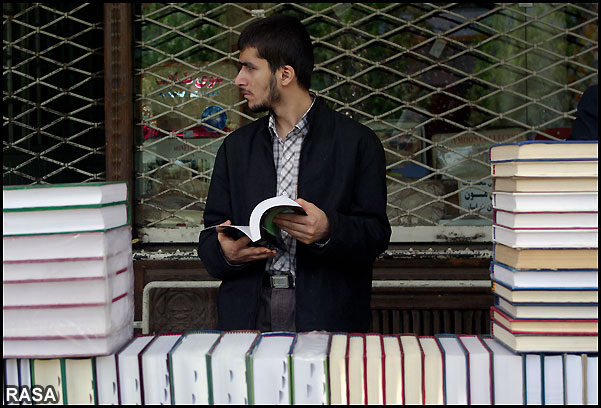 برپایی  نمایشگاه کتاب در مترو از سوی طلاب تهران