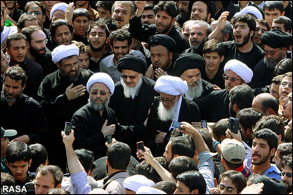 مراجع تقلید شھادت امام صادق علیہ السلام  کے روز پابرہنہ جلوس عزا میں شریک ہوئے