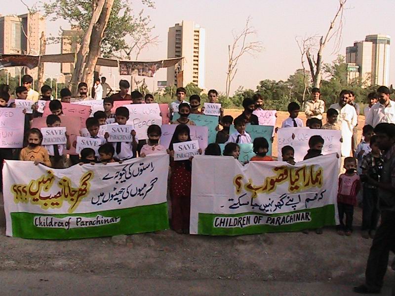 شہدائے پاراچنار کے بچوں نے پريس کلب کے سامنے مظاہرہ کيا