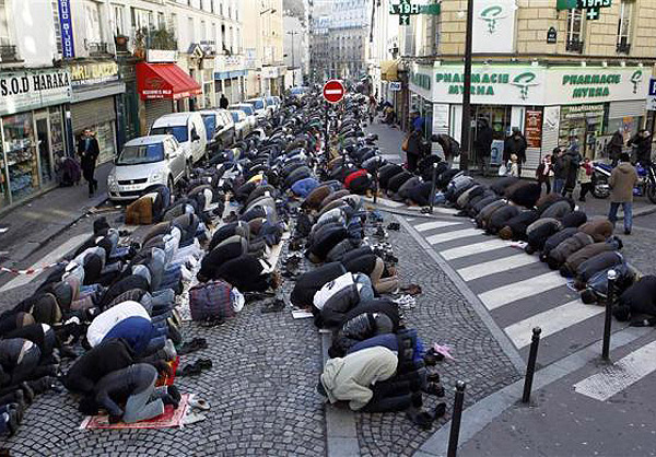 فرانس ميں سڑکوں پر نماز جماعت قائم کرنے کي پابندي لگا دي گئي
