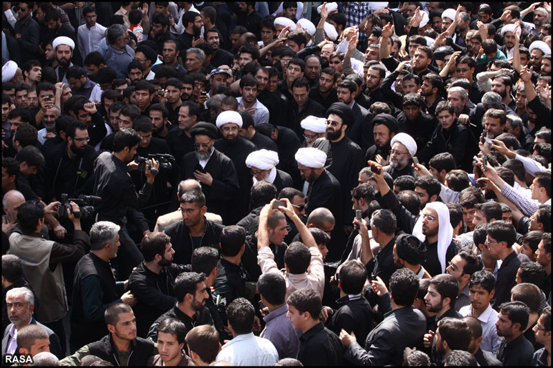 حضرت امام جعفر صادق (ع) کے يوم شہادت پر جلوس ميں  پا برہنہ آيت الله وحيد خراساني