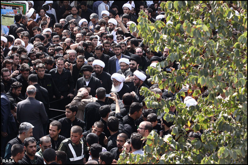 حضرت امام جعفر صادق (ع) کے يوم شہادت پر جلوس ميں  پا برہنہ آيت الله وحيد خراساني