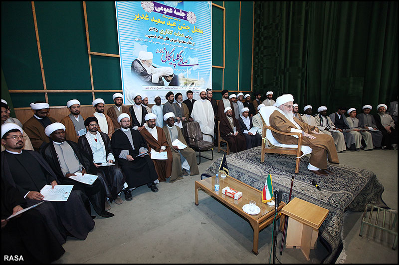 طلاب غير ايراني کي ايت اللہ صافي کے ہاتھوں عمامہ گذاري