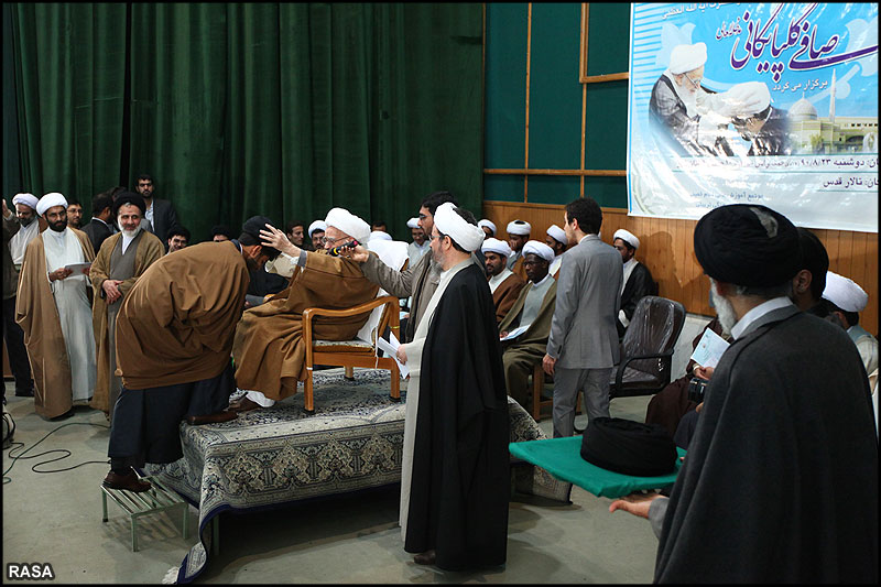 طلاب غير ايراني کي ايت اللہ صافي کے ہاتھوں عمامہ گذاري