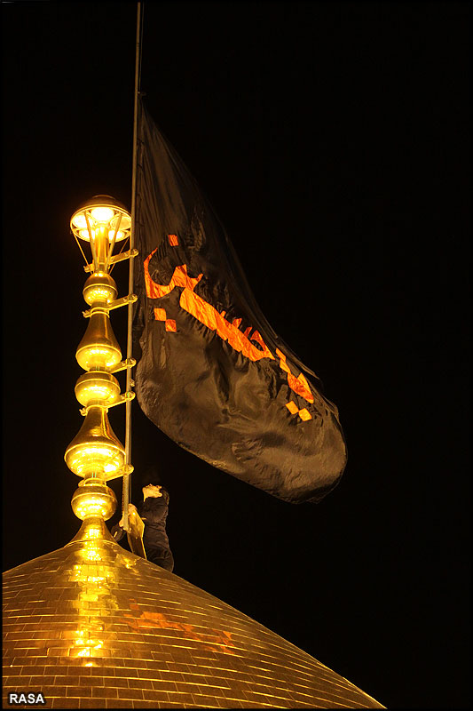 پرچم حرم امام حسين کا گنبد معصومہ قم پر لہرانا