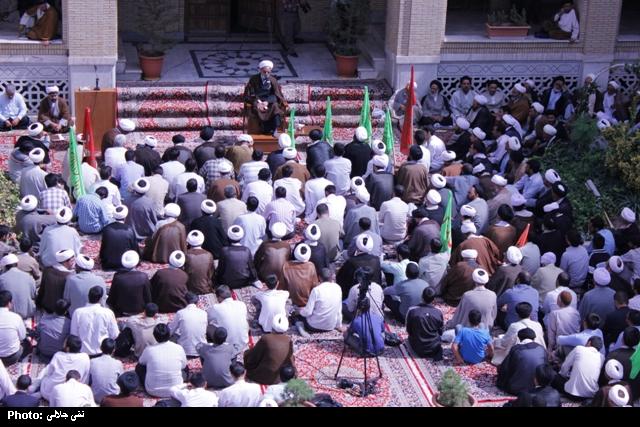 تجمع طلاب در مدرسه نواب مشهد