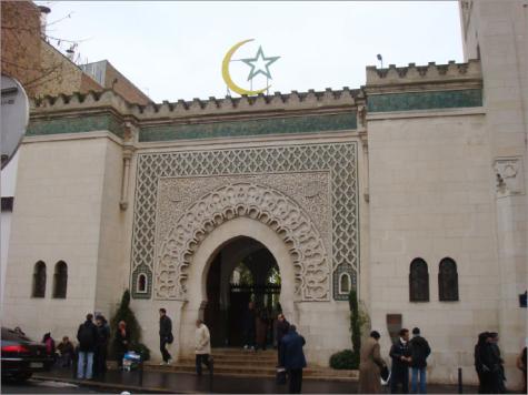 فرانس کے مغربي علاقہ ميں ايک مسجد پر نسل پرستانہ حملہ