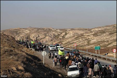 پياده روي عزادارن و زائران ثامن الائمه(ع) به سمت مشهد مقدس