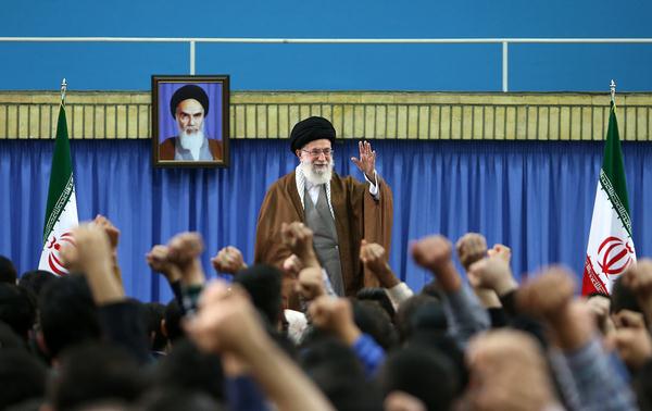 ايراني طلباء اور ممتاز علمي صلاحيتوں کے وفد کي رهبر انقلاب سے ملاقات 