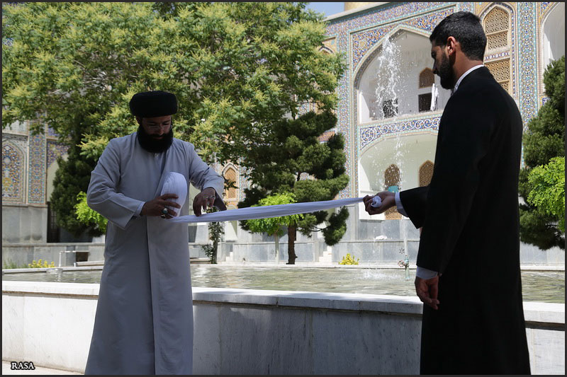  عمامه گذاری طلاب دانشگاه علوم اسلامی رضوی به دست آیت الله علم الهدی در مشهد