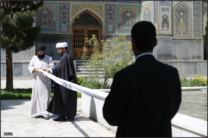  عمامه گذاری طلاب دانشگاه علوم اسلامی رضوی به دست آیت الله علم الهدی در مشهد