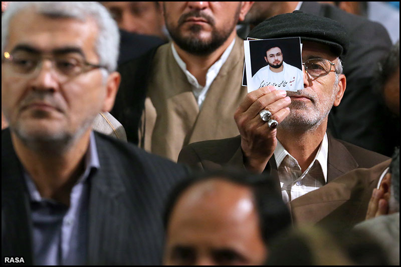 قائد انقلاب اسلامی کے ساتھ منا کے شہیدا کے اہل خانہ کی ملاقات