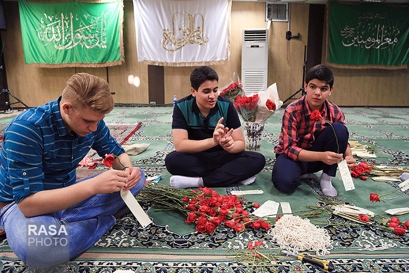 قم المقدس میں عید غدیر کی مناسبت سے پھولوں کی تقسیم