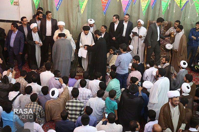 ایرانی و غیر ایرانی طلاب کی عمامہ پوشی تقریب