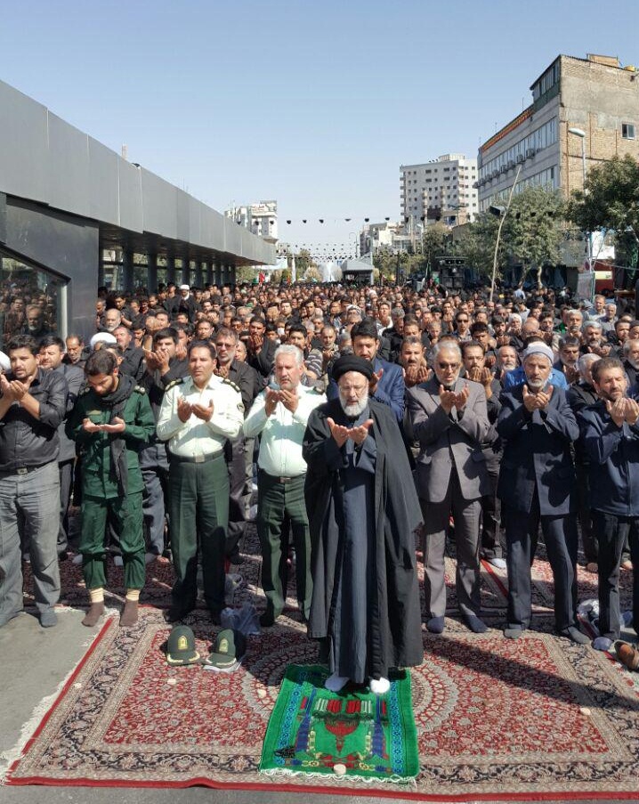 اقامه نماز ظهر عاشورا به امامت حجت الاسلام رئیسی