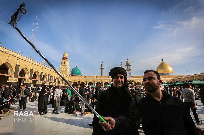 مسجد کوفہ میں اربعین حسینی کے زائرین 