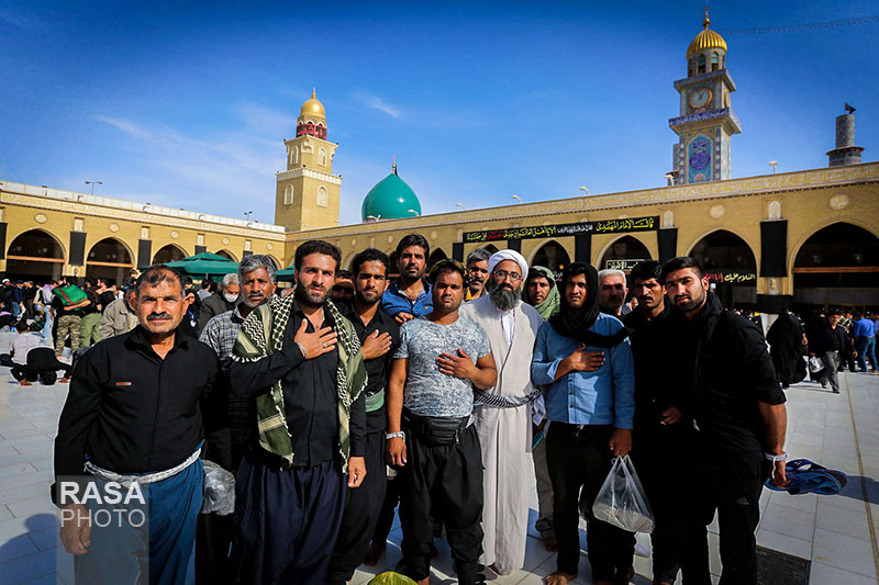 مسجد کوفہ میں اربعین حسینی کے زائرین 