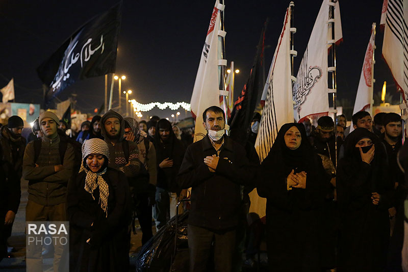 راهپیمایی زائران اربعین حسینی از نجف به کربلا