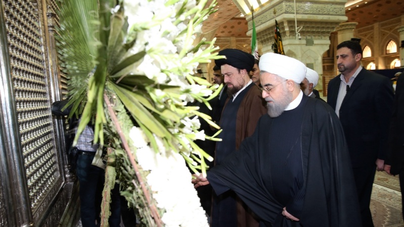 ڈاکٹر حسن روحانی امام خمینی کے مرقد پر 