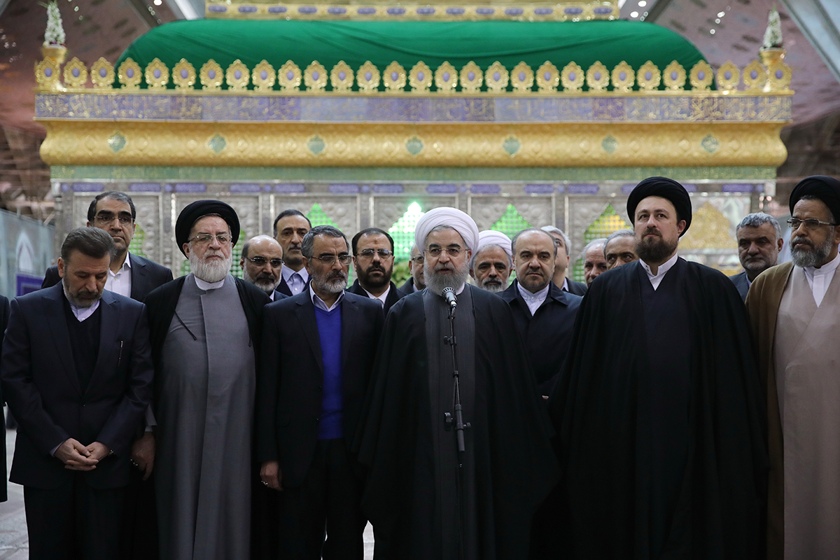 روحانی در حرم امام