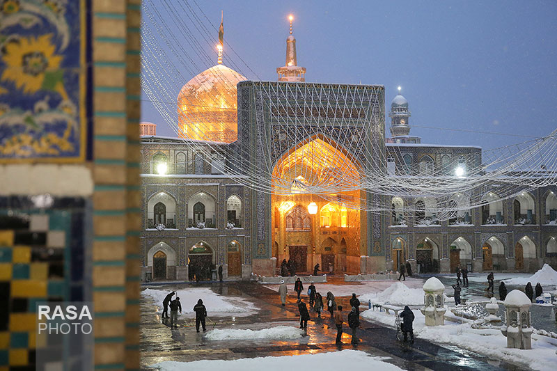 حرم امام رضا(ع) میں برف باری کا منظر 