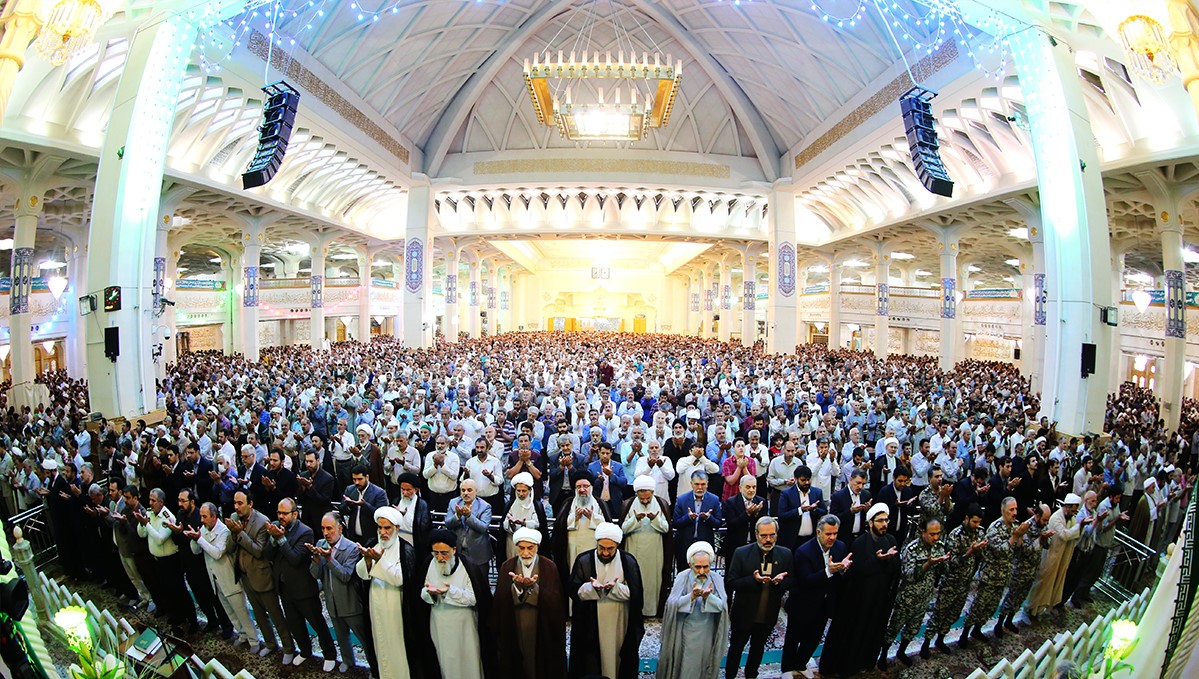 اقامه نماز عید فطر به امامت آیتالله سعیدی