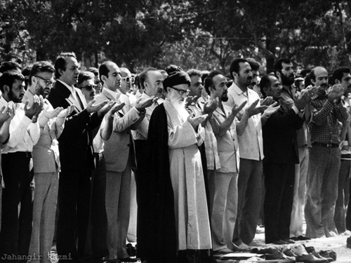 دیدنی| اقامه اولين نماز جمعه رسمي جمهوري اسلامي ايران در تهران به امامت آيت ‏اللَّه طالقاني (۱۳۵۸ ش)