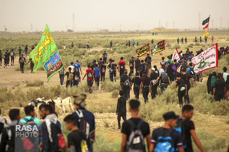 جنوب عراق کے زائرین اربعین کی کربلا کی جانب پیاده روی 