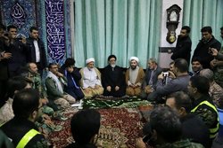 صحبت های امام جمعه تبریز در بازدید شبانه از روستای زلزله‌زده 
