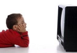 آیا تماشای تلویزیون بر رشد کلامی کودکان تأثیر دارد؟