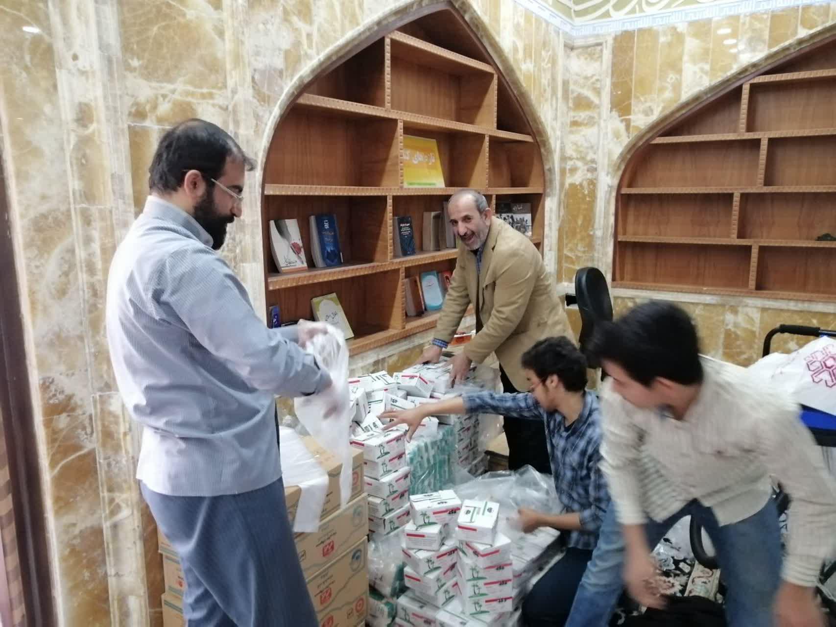 توزیع بیش از 330 بسته معیشتی از سوی مدرسه علمیه امام خمینی