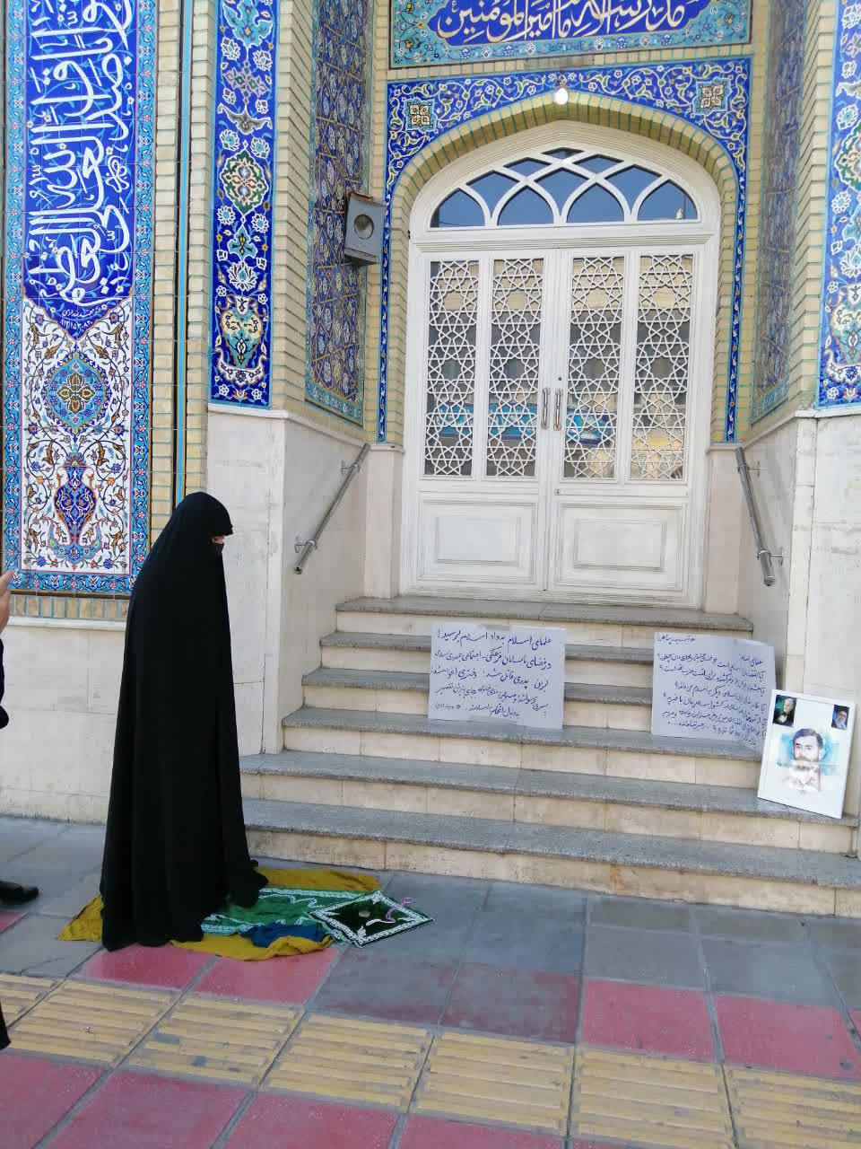 حضور مطالبه گرانه چند بانو مقابل دفاتر علمای اسلام در قم