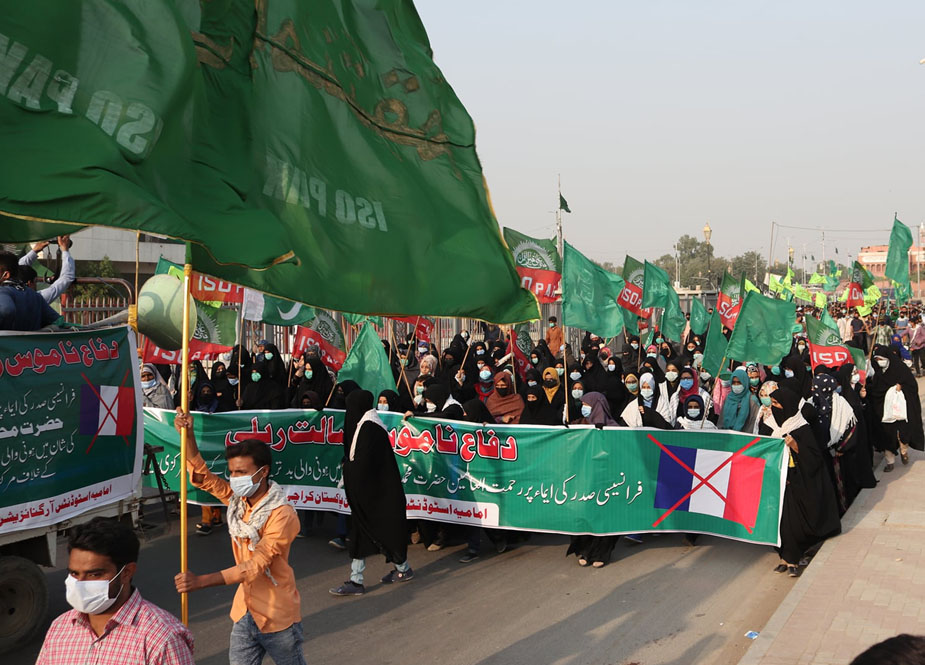 تظاهرات مردمی در مقابل کنسولگری فرانسه در کراچی پاکستان