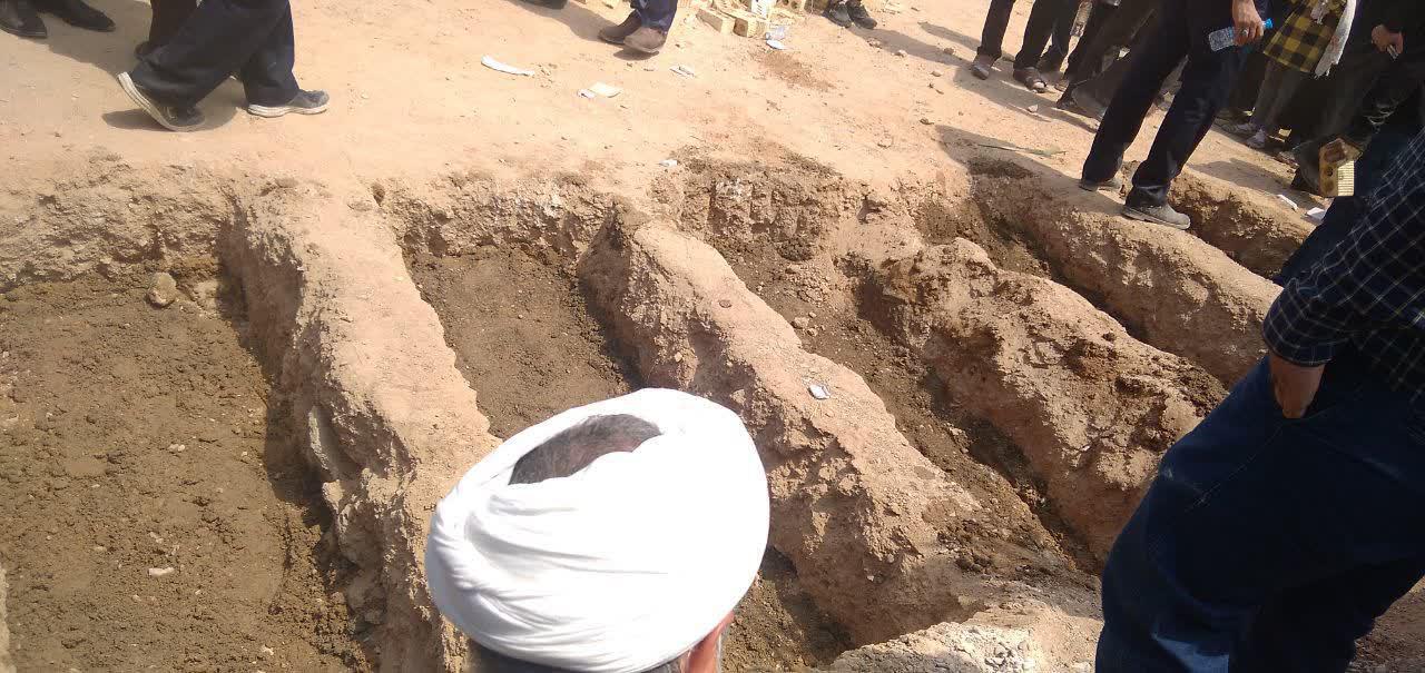 پیکر مرحوم فرج‌نژاد و اعضای خانواده اش در یزد تشییع و به خاک سپرده شد