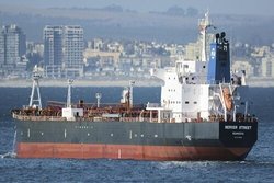 کشتی های ایرانی تحریم‌های آمریکا را در منطقه خنثی کرد
