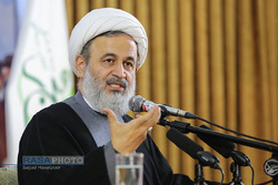 ویژگی امامین انقلاب کفر به طاغوت است