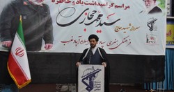 بعضی در داخل کشور خلاف امواج خروشان ملت حرکت می کنند